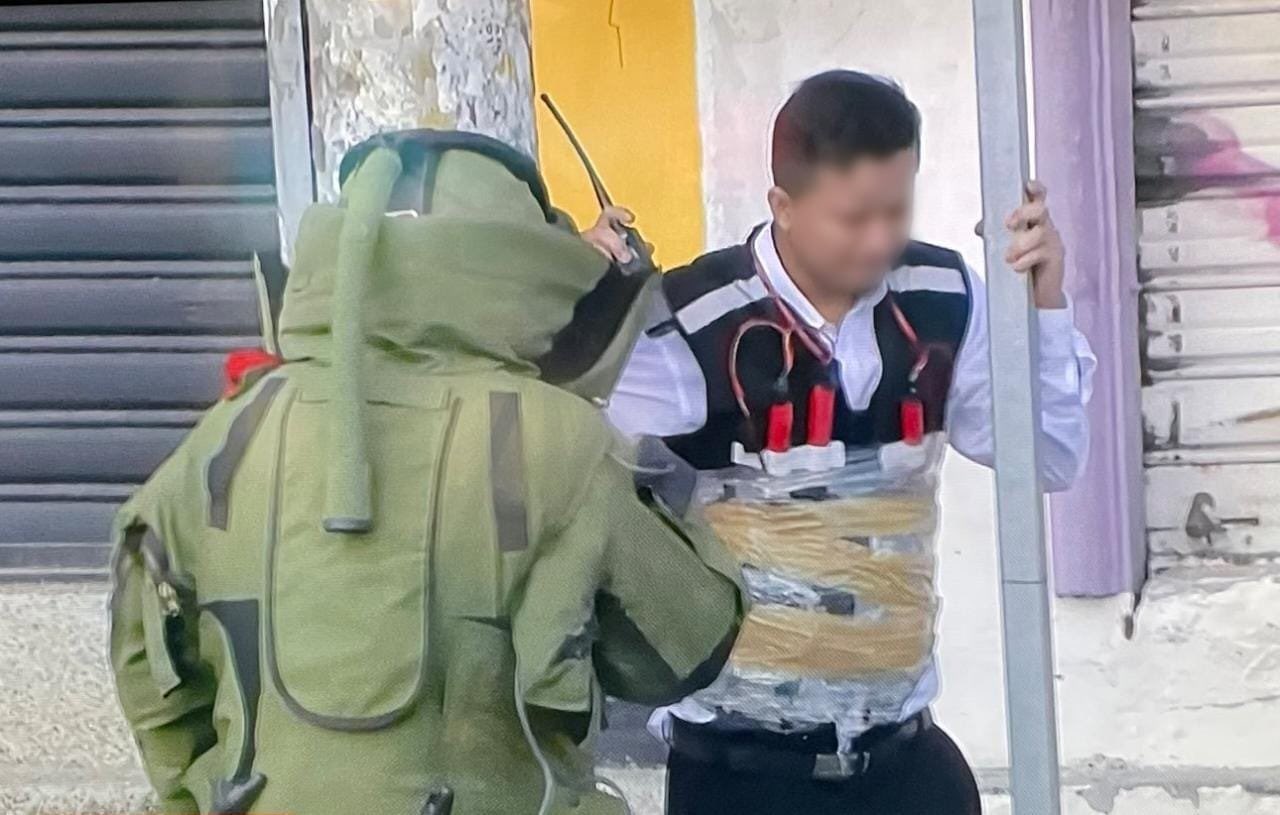 Rescatan a un hombre con explosivos al cuerpo en Ecuador
