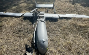 Soldados ucranianos derribaron un dron adaptado para llevar una bomba