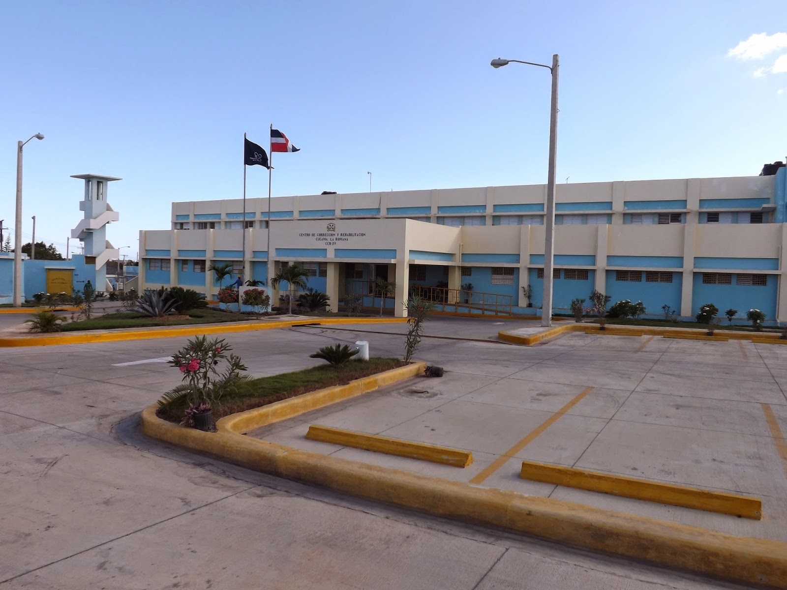 Se fugan tres reclusos de la cárcel de La Romana