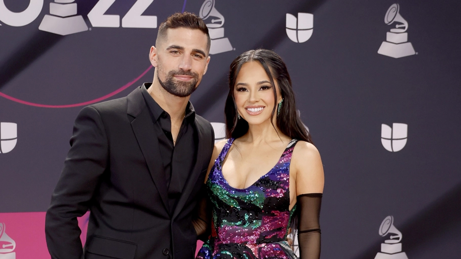 Novio de Becky G acepta que le fue infiel y pide perdón