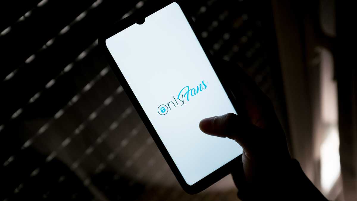Denuncian a docente de Nagua por subir foto con alumnas a OnlyFans