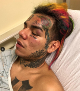 Detienen a tres hombres por agredir y robar al rapero Tekashi 6ix9ine