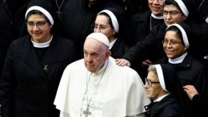 El papa Francisco otorga derecho al voto a las mujeres en una reunión de obispos