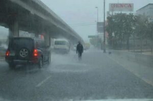 Una onda tropical se aleja del país; Prevé aguaceros durante el día