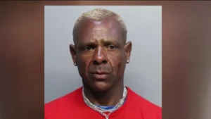 Detienen a expelotero tras atacar a otra persona con un machete