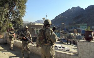 Al menos 2 muertos por deslizamiento de tierra en paso fronterizo en Pakistán