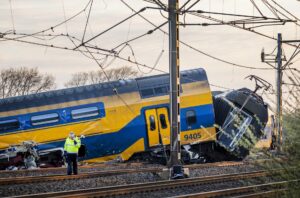 Al menos un muerto y una treintena de heridos en el descarrilamiento de un tren en Países Bajos
