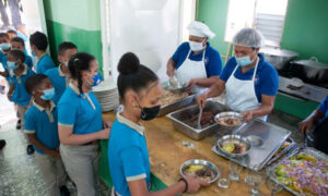 Estudiantes denuncian les sirven almuerzo escolar mal cocido y con mal aliento en SFM