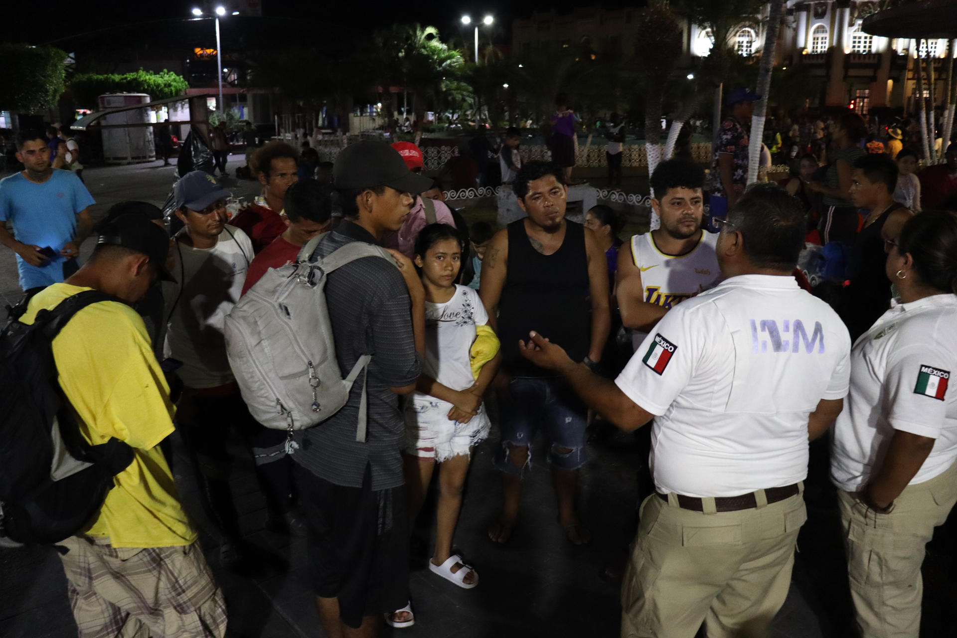 Centenar de migrantes escapan de centro migratorio en sureste de México