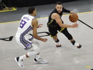 Curry le da un respiro a los Warriors en partido sin Draymond Green