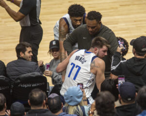 Dallas se autodestruye y queda fuera de los 'playoffs' de la NBA