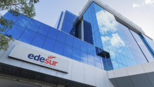 Edesur organiza interconexión de banco de transformadores en zona agrícola de Azua