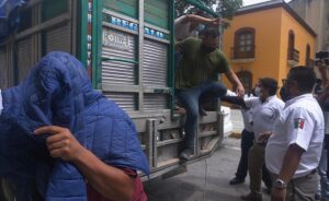 Entregan a migración a 27 extranjeros rescatados de secuestro en México