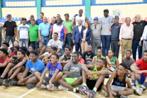 Estrellas del baloncesto aseguran a jóvenes que deportes y estudios son puertas al éxito
