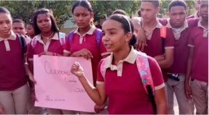Estudiantes advierten abandonarán clases si no les mejoran el almuerzo escolar en El Factor