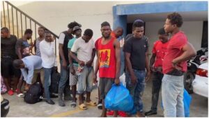 Apresan indocumentados y ocupan escopeta, fusil, chaleco antibalas y droga en Samaná