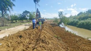  INDRHI supervisa canal de riego en Nagua 