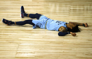 Ja Morant sale de juego por lesión; Lakers consigue primer triunfo en playoffs