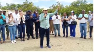 Organizaciones forman cordón humano en defensa de Las Dunas de Baní