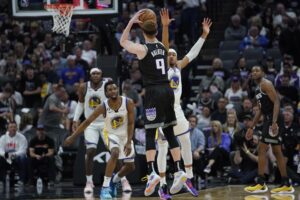 114-106: Los Kings dejan a los Warriors contra las cuerdas