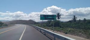 Obras Públicas denuncia desaprensivos dañan señales de tránsito en la Circunvalación de Azua