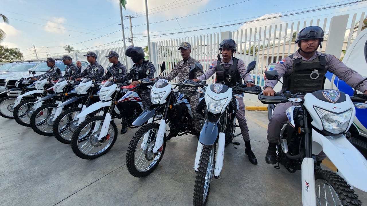Director de la Policía entrega flotillas de vehículos en Nagua y Samaná