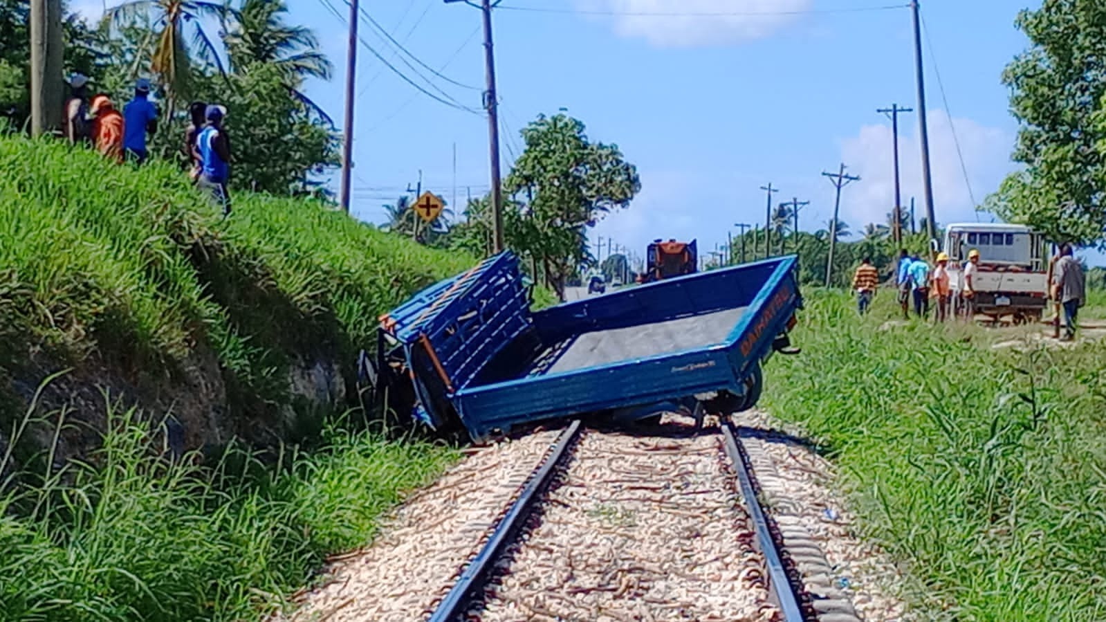 Locomotora en Central Romana embistió camión sobre rieles