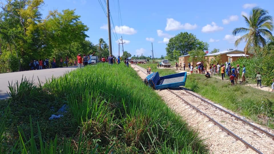 Locomotora en Central Romana embistió camión sobre rieles