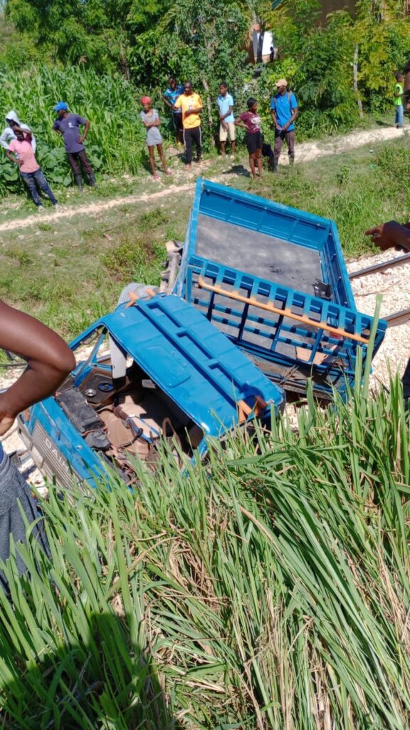 Locomotora en Central Romana embistió camión sobre rieles