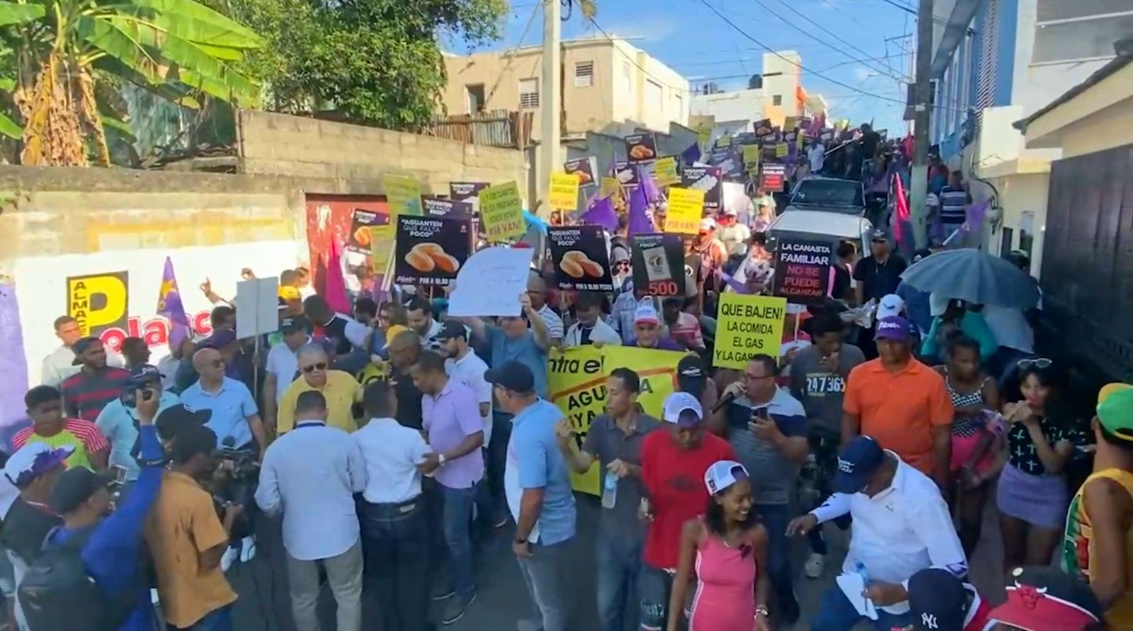 PLD marcha por calles de Moca en protesta por el alto costo de la vida
