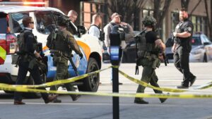 Tirador mata compañeros de trabajo en un banco de Louisville, en Estados Unidos 