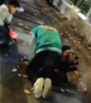 Joven se arrodilla 21 horas para pedirle perdón a su exnovia