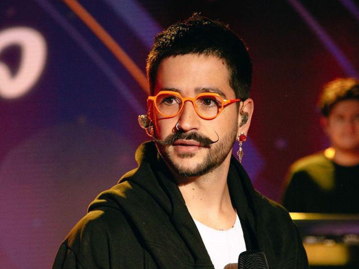 Camilo pide en sus redes que alguien le enseñe a ser papá