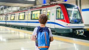 El viaje en metro de un pequeño azul 