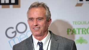 Robert Kennedy Jr presenta candidatura a primarias demócratas para 2024
