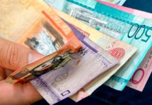 El 41.9% de los empleados públicos en RD gana menos de RD$30,000 mensuales