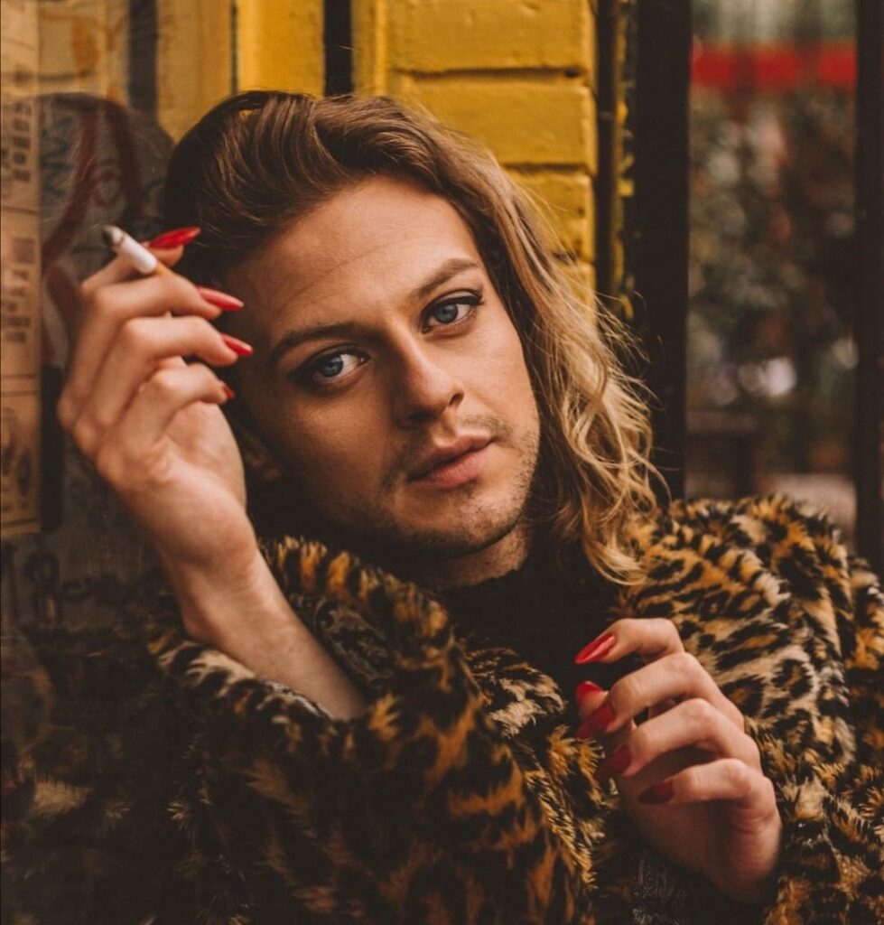 Actor de popular serie de Netflix decidió su transición de género