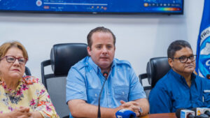 MAPRE entrega 8 camionetas y 60 computadoras al Centro de Operaciones de Emergencia