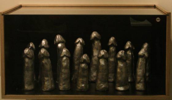 Además, el museo muestra tres centenares de piezas artísticas de diferentes materiales e incluso réplicas de penes reales: la Faloteca incluye una copia de los penes del equipo olímpico islandés de balonmano que logró la medalla de plata en los Juegos Olímpicos de 2008. Aquel equipo derrotó a España en semifinales.