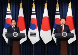 Kishida llega a Seúl, en la primera visita de un líder japonés en 12 años Kishida llegó a Seúl este domingo para iniciar una visita oficial de dos días y fue recibido por Yoon en su oficina residencial antes de la reunión conjunta en la que espera que afiancen la diplomacia itinerante entre ambos países, además de tratar la amenaza norcoreana y rencillas históricas del pasado.
 EFE/EPA/YONHAP SOUTH KOREA OUT