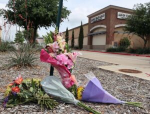 El centro comercial Allen Premium Outlet Mall  cerrado debido a un tiroteo masivo ocurrido el día anterior en Allen, Texas,este 7 de mayo de 2023. EFE/EPA/Adam Davis