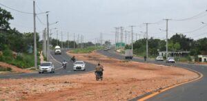 Desafían el peligro para cruzar avenida Ecológica en Santo Domingo Este 