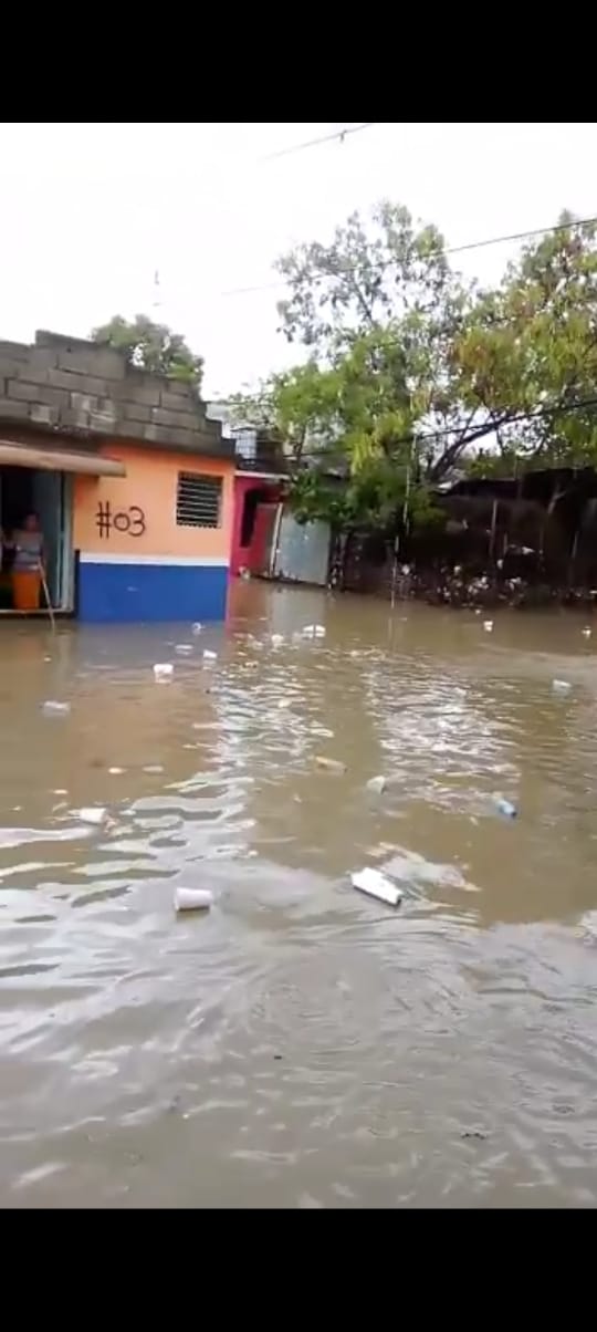 Lluvia inunda viviendas en sectores de Santiago