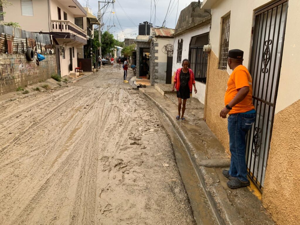 Lluvia inunda viviendas en sectores de Santiago