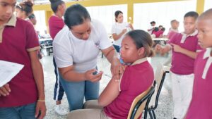Estudiantes son vacunados contra el tétano y la difteria en Nagua