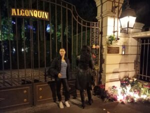 Flores y velas frente a la casa de Tina Turner en Suiza
