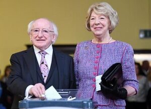 Higgins, primer presidente irlandés en la coronación de un rey británico