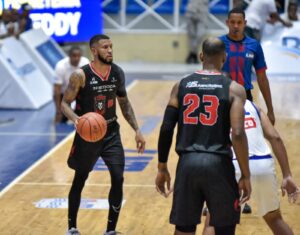 Los vigentes bicampeones nacionales Leones de Santo Domingo terminan cadena de cuatro juegos seguidos en la ruta ganando tres juegos.
