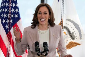 La vicepresidenta de Estados Unidos aboga por restricciones a las armas de fuego