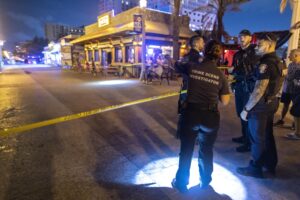 Nueve heridos por un enfrentamiento a tiros de dos grupos en un paseo playero en Florida